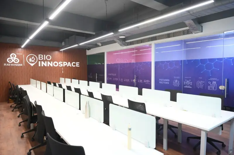 Bio InnoSpace incubation laboratory with shared work desks